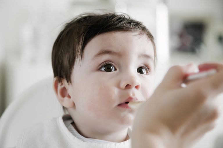 Bilakah Haruskah Saya Mula Memberi Makanan Pepejal Bayi Saya