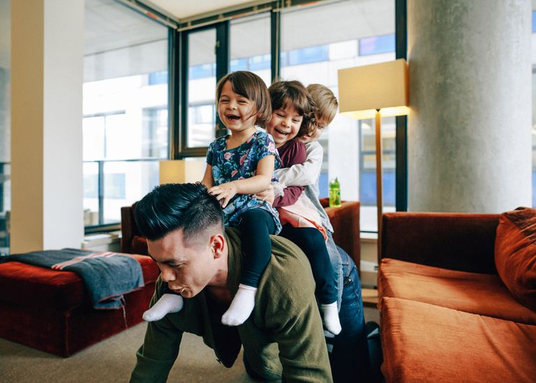 bambini che giocano con papà