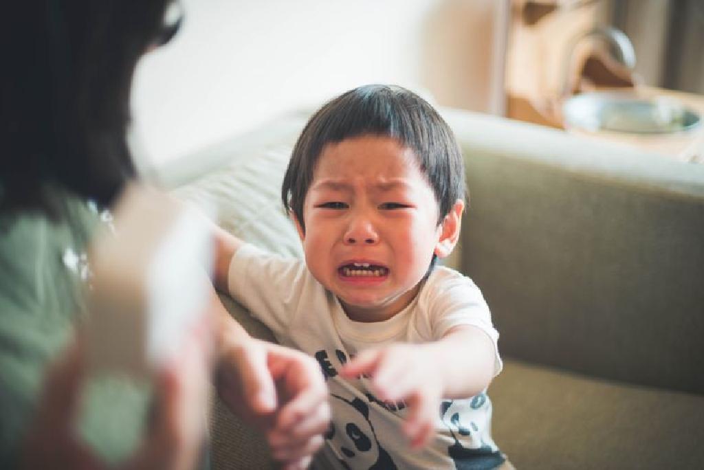 De Beste Manier Om Een Kind Te Disciplineren Voor Spuwen