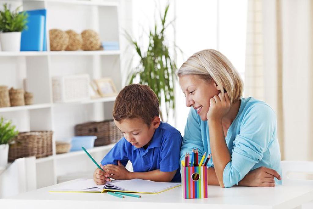 Moet Ik Een Camera In Mijn Huis Leggen Om Mijn Kinderjuffrouw Te Zien